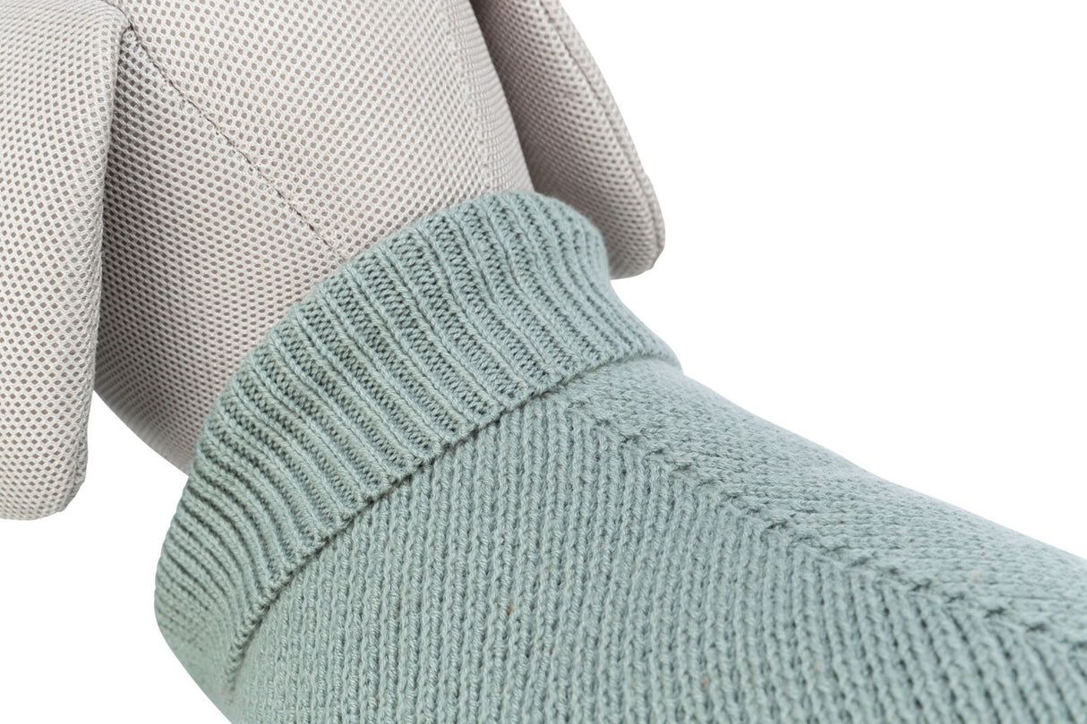 Hundemantel aus mintgrünem Stoff mit grobem Strickmuster, daneben ein plüschähnlicher Stoff in Beige.