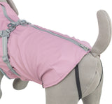 Rosa Hundemantel mit grauem Reißverschluss und Gurten auf einem grauen Stoffmannequin dargestellt.