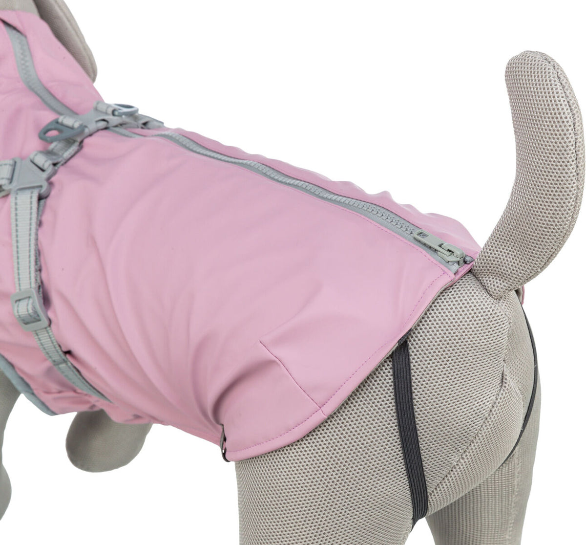 Rosa Hundemantel mit grauem Reißverschluss und Gurten auf einem grauen Stoffmannequin dargestellt.
