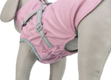 Rosa Hundemantel mit grauen Riemen und Schnallen auf einem grauen Stoffmodell einer Hundepuppe.