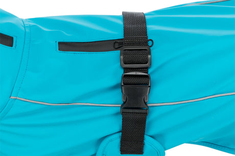 Ein blauer Hundemantel mit schwarzem Klickverschluss und Nähten; klar sichtbare schwarze Gurte.