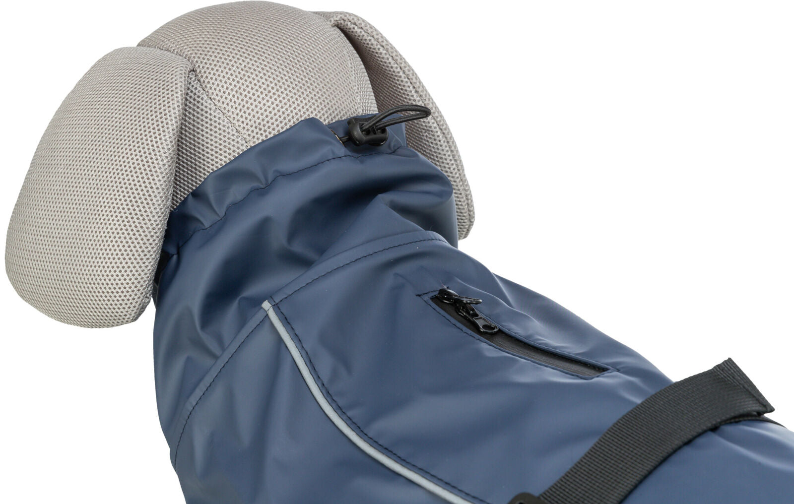 Hundemantel in Blau mit schwarzem Reißverschluss und reflektierenden Details auf einem Hundemodel aus Stoff.