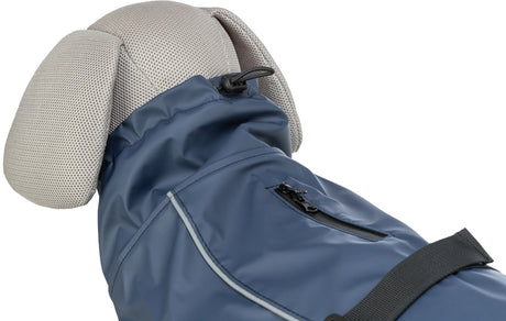 Hundemantel in Blau mit schwarzem Reißverschluss und reflektierenden Details auf einem Hundemodel aus Stoff.