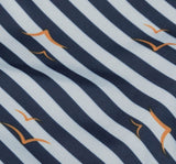 Stoff mit dunkelblauen und weißen Streifen sowie orangefarbenen Möwenmustern.