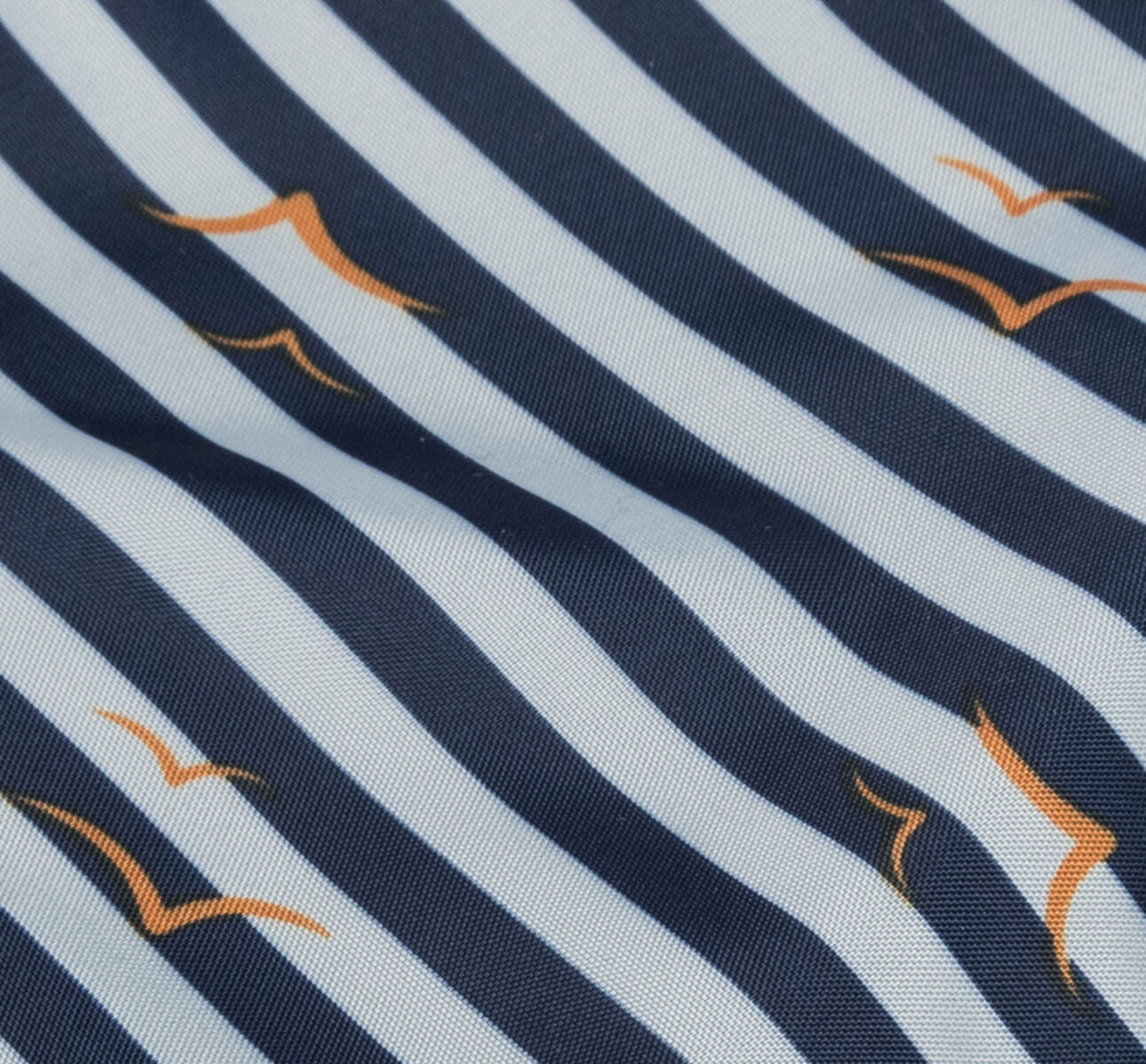 Stoff mit dunkelblauen und weißen Streifen sowie orangefarbenen Möwenmustern.