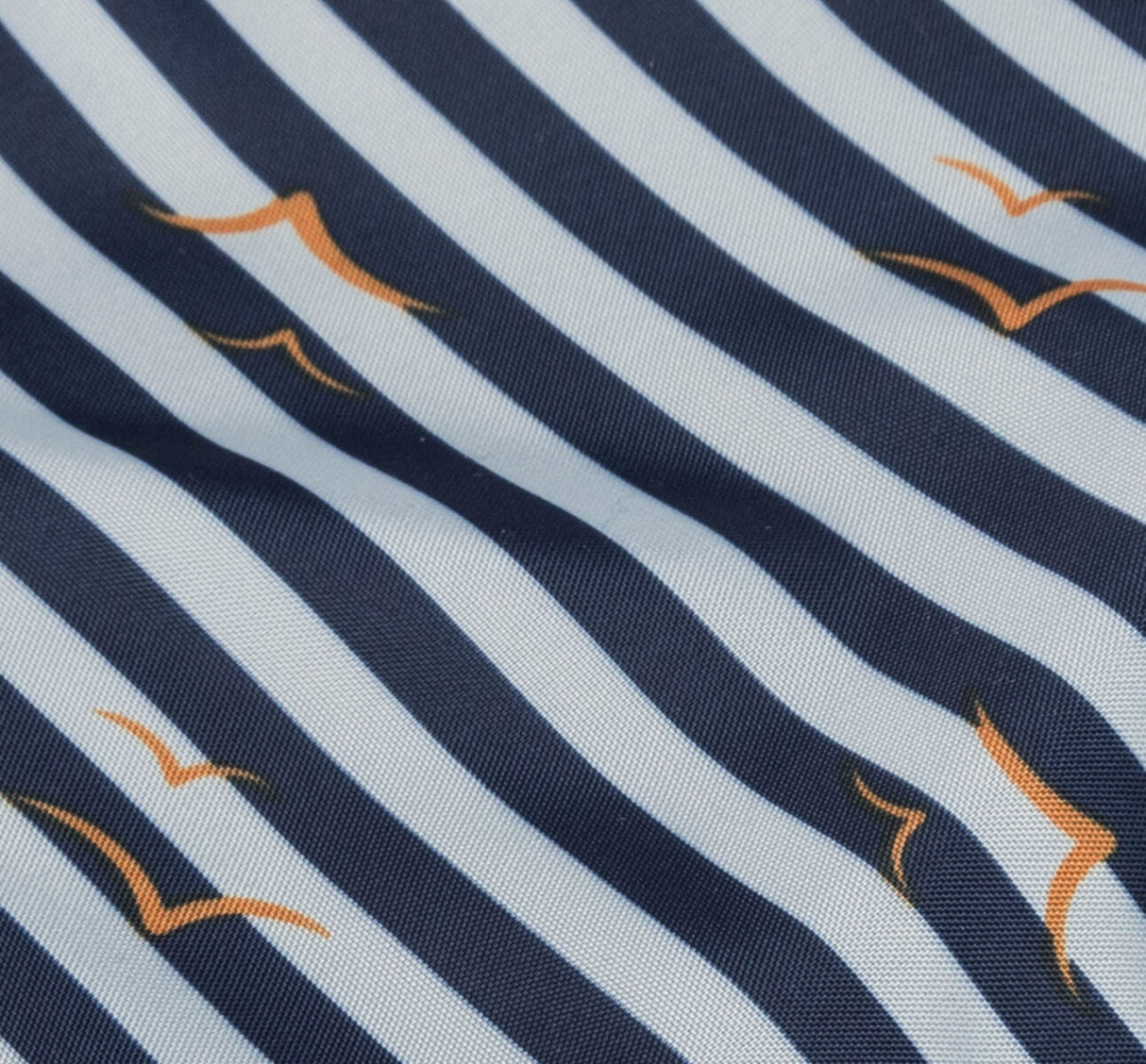 Stoff mit dunkelblauen und weißen Streifen sowie orangefarbenen Möwenmustern.