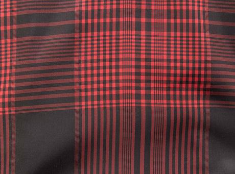 Rot-schwarzes Karomuster mit verschiedenen Streifenbreiten auf einer texturierten Oberfläche.