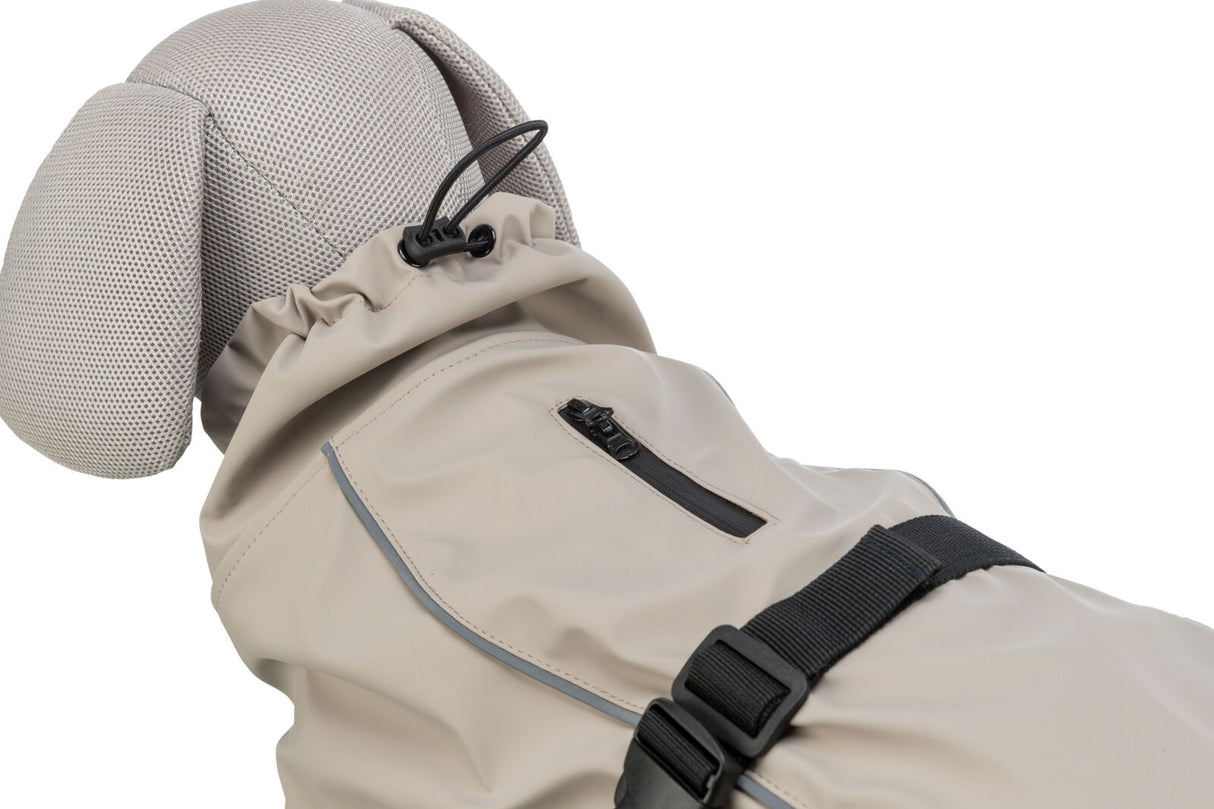 Beigefarbener Hundemantel mit schwarzem Reißverschluss und verstellbarem Gurt an einem Hundefigurenmodell.