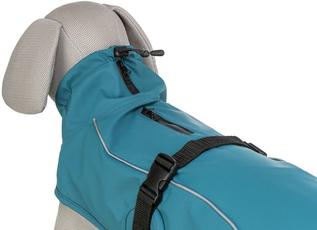 Ein blaues Hundemantel mit Reißverschlüssen und schwarzem Gurt wird auf einem grauen Hundemodell präsentiert.