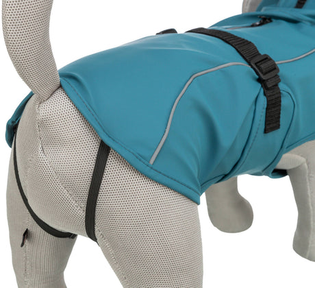 Ein blaues Hundemantelmodell auf einem grauen textilem Hund mit Kunststoffverschlüssen und elastischen Bändern.