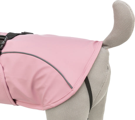 Ein pinkfarbener Hundemantel mit schwarzem Verschluss auf einem grauen, strukturierten Untergrund.