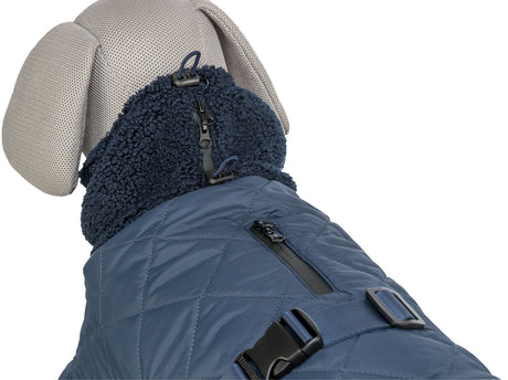 Hundemantel in Blau mit Steppmuster und Reißverschlüssen, getragen von einem hellen Hundemodell.