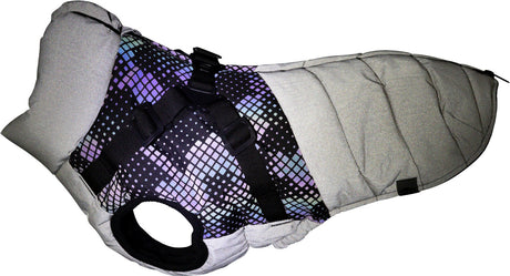 Grau-silberner Hundemantel mit mehrfarbigem, geometrischem Muster und schwarzen Schnallen auf schwarzem Hintergrund.