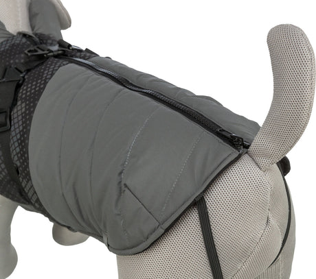 Das Bild zeigt einen grauen Hundemantel mit Reißverschluss und schwarzen Riemen auf einem Hundemodell.