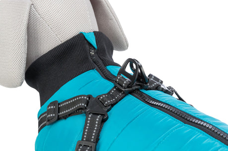 Ein Hundemantel in Türkis mit schwarzem Reißverschluss und verstellbarem Gurt an einem Stofftier präsentiert.