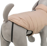 Hundemantel in Beige auf grauer Stoffpuppe mit schwarzem Gummizug an den Beinen befestigt.