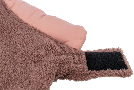 Rosa und braunes Material mit strukturierter Oberfläche, gepolsterter Abschnitt und schwarzer Klettverschluss.