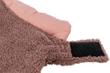Rosa und braunes Material mit strukturierter Oberfläche, gepolsterter Abschnitt und schwarzer Klettverschluss.
