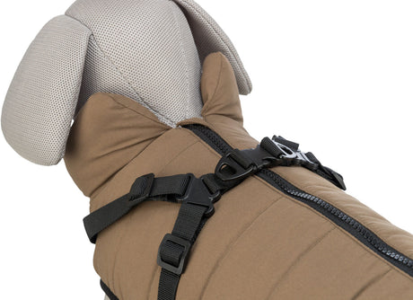 Brauner Hundemantel mit schwarzem Klickverschluss und Reißverschluss, gefüttert mit grauem Netzstoff.