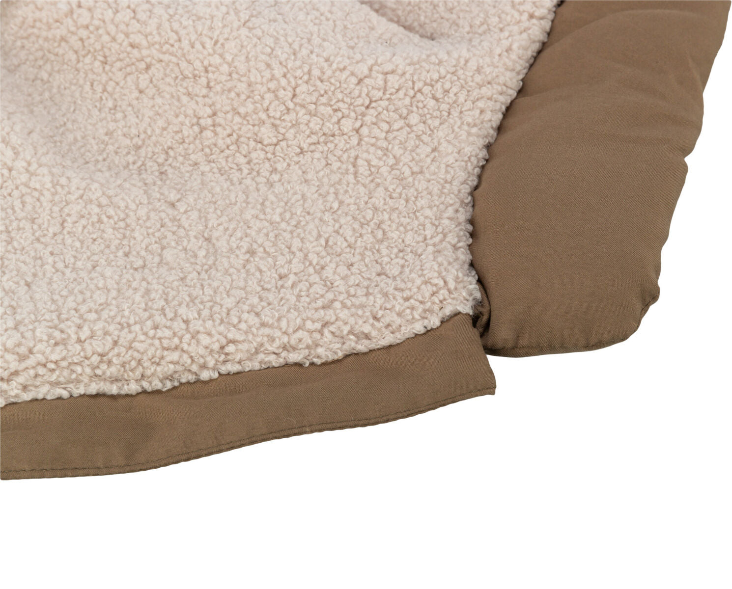 Beigefarbene, flauschige Decke mit braunem Rand, strukturierte Oberfläche und dicker Polsterung erkennbar.