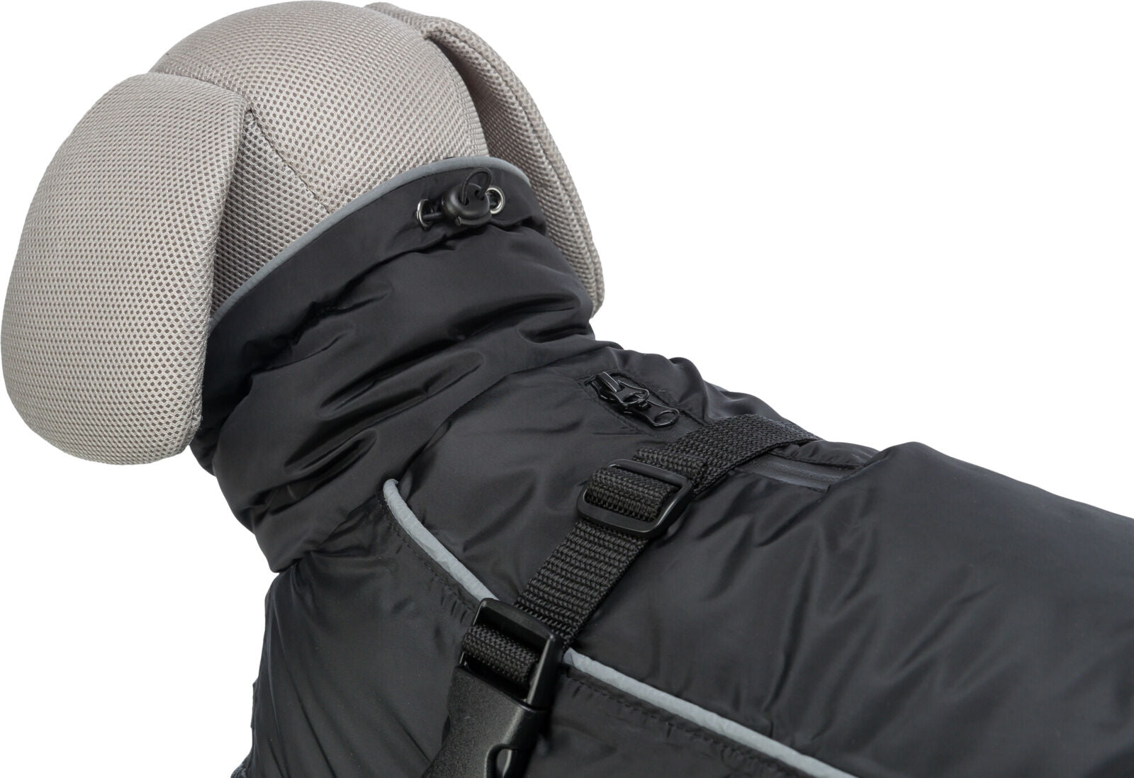 Ein graues, strukturiertes Hundemodell trägt einen schwarzen Mantel mit schwarzem Verschluss und reflektierenden Elementen.