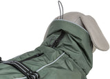 Hundemantel in olivgrün mit reflektierenden Streifen, Reißverschluss und verstellbarer Kapuze für Hunde.