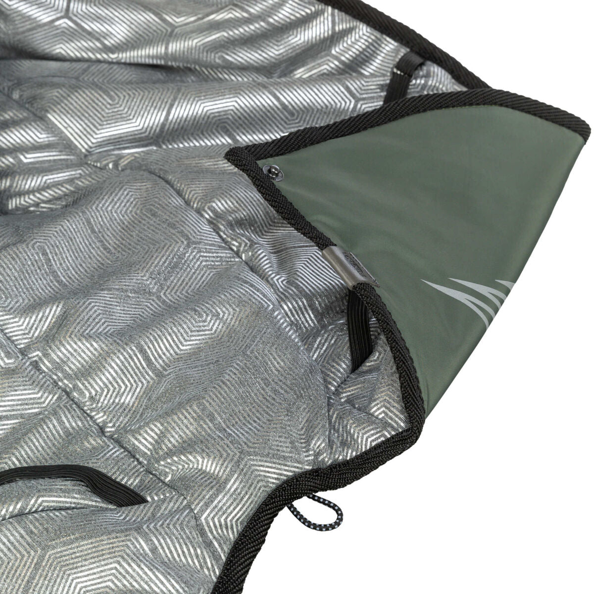 Silbernes geometrisches Muster auf einer olivgrünen, gefütterten Hülle mit schwarzem Rand und Druckknopf.