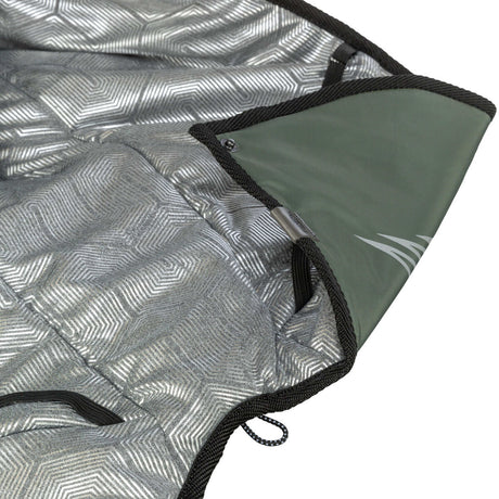 Silbernes geometrisches Muster auf einer olivgrünen, gefütterten Hülle mit schwarzem Rand und Druckknopf.