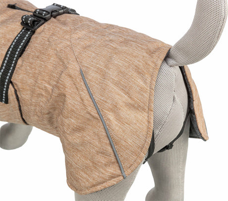 Hellbrauner Hundemantel mit schwarzem Riemen und Schnalle auf einem grauen Hundemodell.