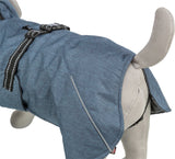 Blauer Hundemantel auf einem Hundemodell mit reflektierenden Streifen und schwarzen Gurten.