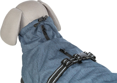 Hundemantel in Blau mit Reißverschlüssen und reflektierenden Streifen auf einem Hundemodell mit beigem Kopf.