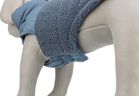 Grauer Hundemantel auf einem hellen Hundemodell mit weicher, flauschiger Struktur und glattem Besatz.