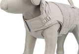 Hundemantel aus grauem Stoff mit Fleece-Elementen, an einem Hundemodell präsentiert.