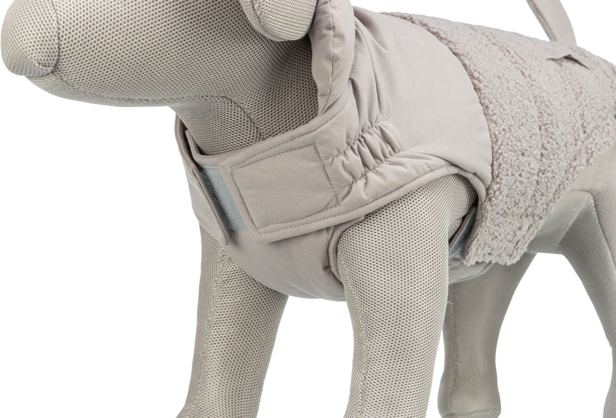 Hundemantel aus grauem Stoff mit Fleece-Elementen, an einem Hundemodell präsentiert.