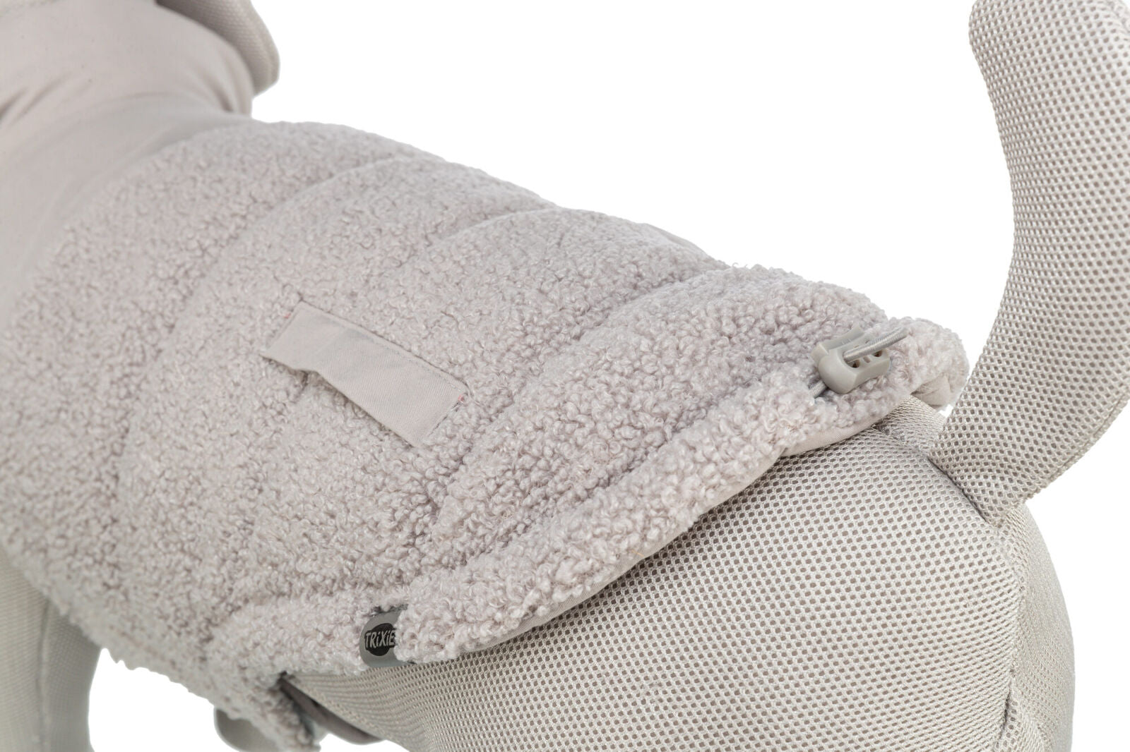 Hellgrauer Hundemantel mit weicher, strukturierter Oberfläche und einstellbarem Verschluss an einem Stoffmodell.