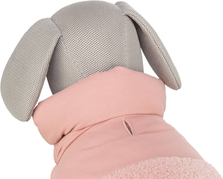Graues Hundemodell mit einem rosa Hundemantel, der ein weiches, strukturiertes Material zeigt.