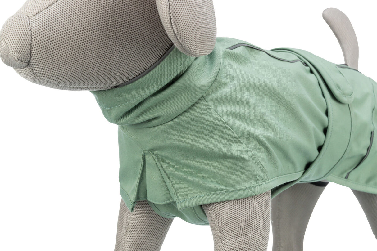 Stoffhundemodell mit hellgrünem Hundemantel, sichtbar von der Seite, zeigt Details des Hals- und Brustbereichs.