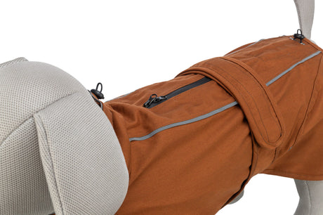 Brauner Hundemantel mit grauen Akzenten und Reißverschluss auf einem Stoffmodell ohne sichtbaren Kopf.