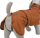 Ein Hundemantel in Braun auf einem grauen Hundemodell mit schwarzen Verschlüssen und reflektierenden Streifen.