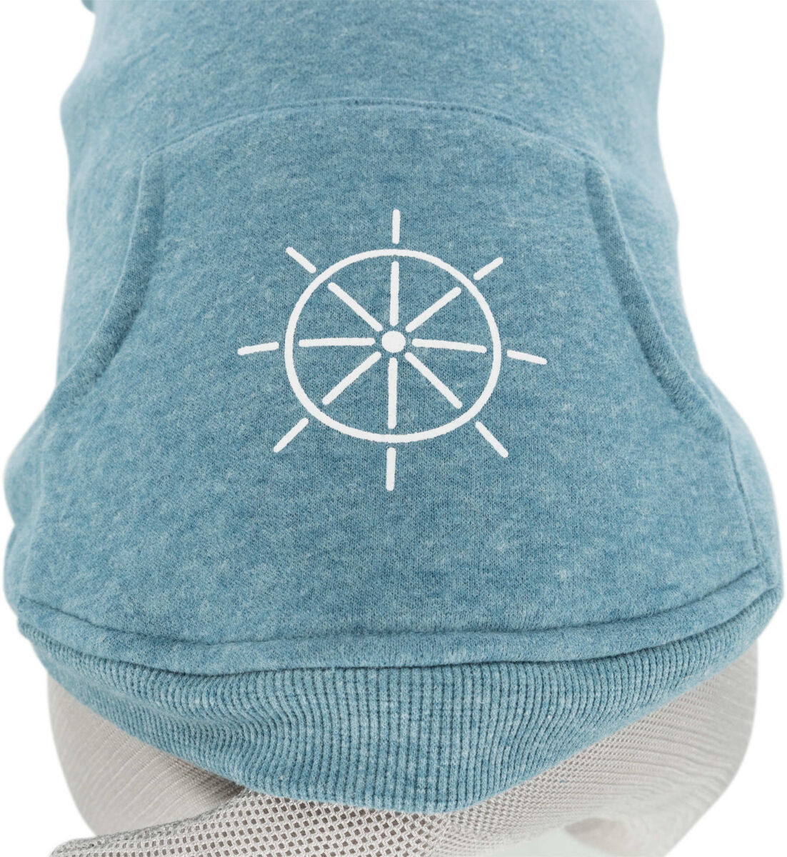 Hellblauer Hoodie mit weißem Radmotiv auf der Rückseite, sichtbar auf grauer Oberfläche.