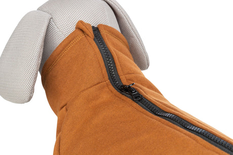 Graues Hundemodell mit orangefarbenem Hundemantel, der einen schwarzen Reißverschluss entlang der Mitte hat.