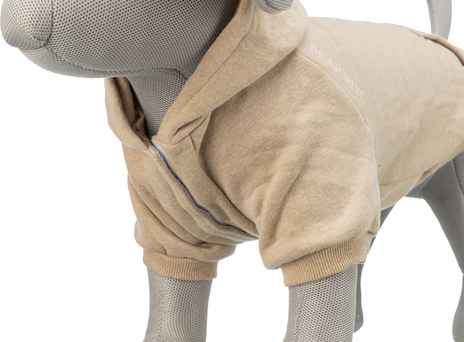 Graues Hundemodell trägt beigefarbenen Hundepullover mit Kapuze, Aufdruck "BE NORDIC" sichtbar.
