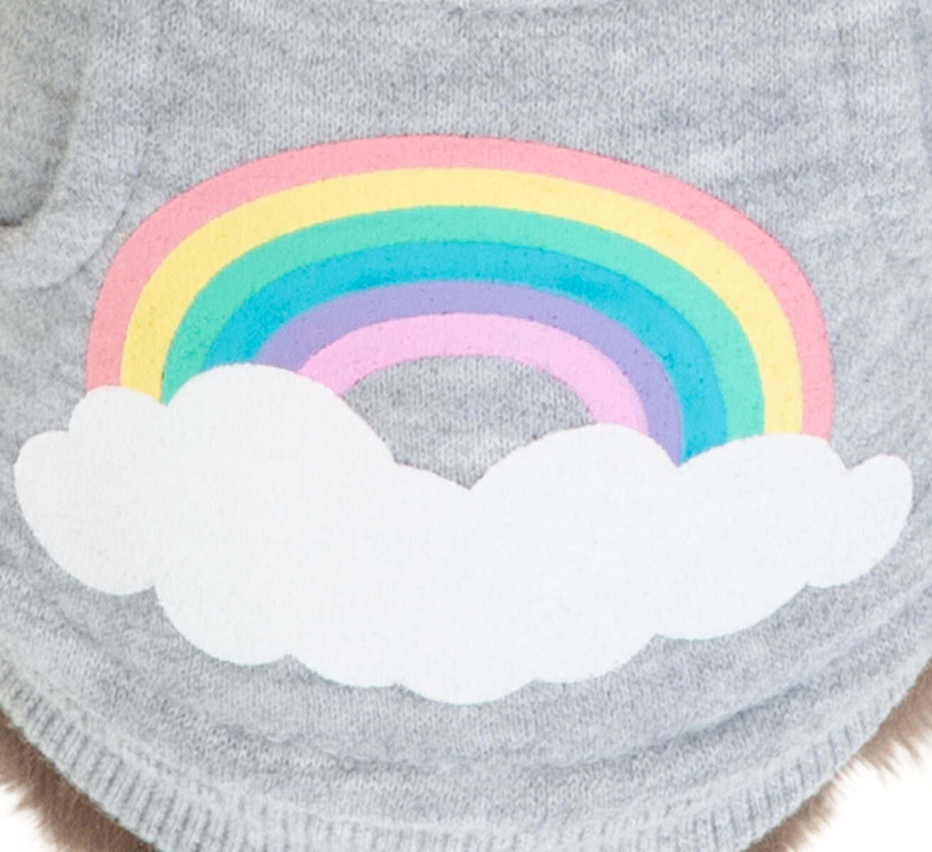 Grauer Stoff mit buntem Regenbogen und weißer Wolke als Motiv.