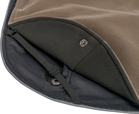 Nahaufnahme von braunem Stoff mit schwarzer Kante, Gummiband und Druckknopf, teilweise gefaltet.