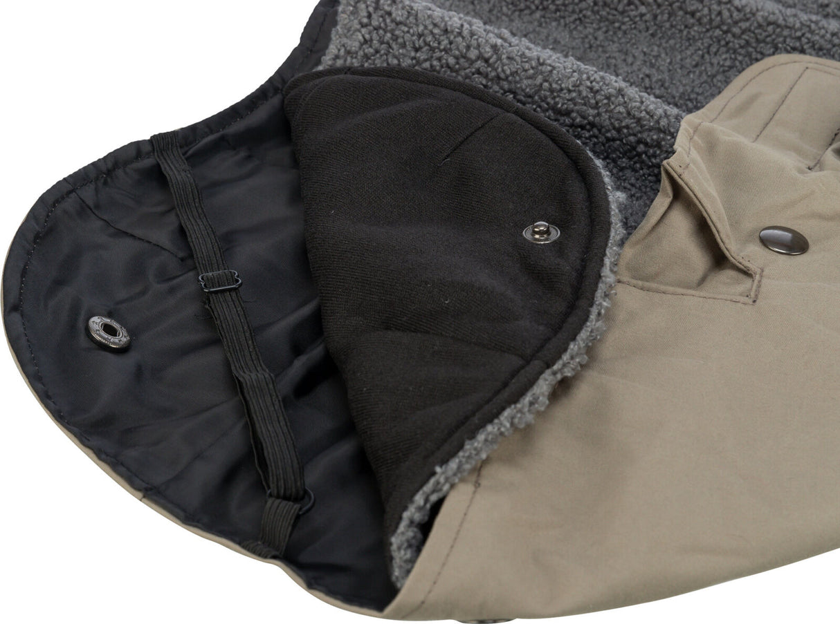 Eine Nahaufnahme eines geöffneten Kleidungsstücks mit dunklem Innenfutter und grauem, flauschigem Kragen.