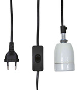 Schwarzes Netzkabel mit Stecker, Zwischenschalter und weißer Lampenfassung in der Mitte.