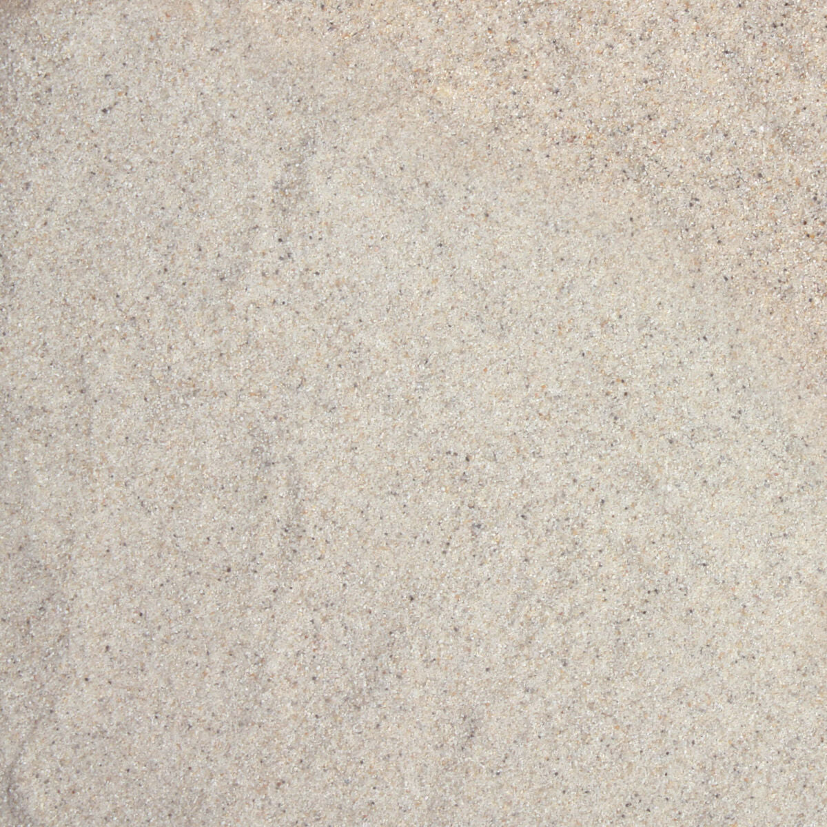 Grau-beiger Sand mit feiner Körnung und unregelmäßiger Oberflächenstruktur, gleichmäßig verteilt.