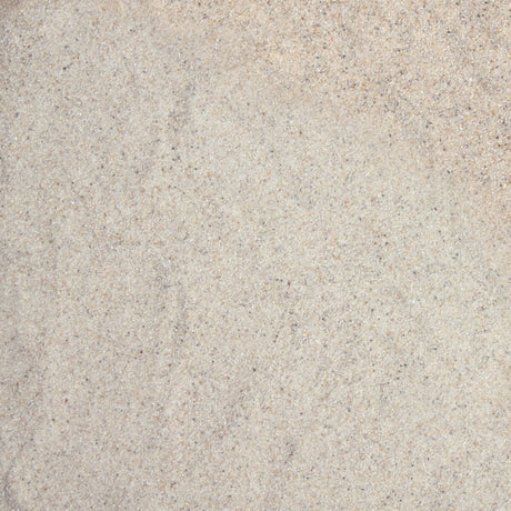 Grau-beiger Sand mit feiner Körnung und unregelmäßiger Oberflächenstruktur, gleichmäßig verteilt.