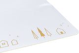 Weiße Fläche mit goldenen geometrischen Bäumen, Häusern und kleinen Sternen am Rand dekoriert.