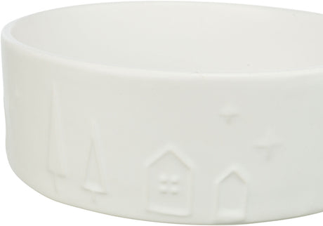 Weiße Schale mit eingeprägten Mustern von Bäumen und Häusern an der Außenseite.